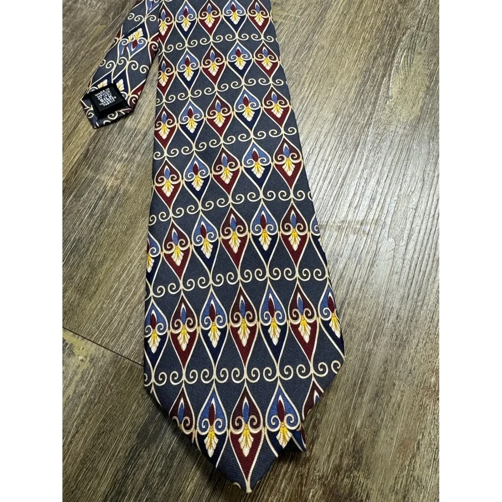 Van Heusen 417 Mens‎ Silk Necktie Navy Blue Burgundy Geometric Teardrop Pattern